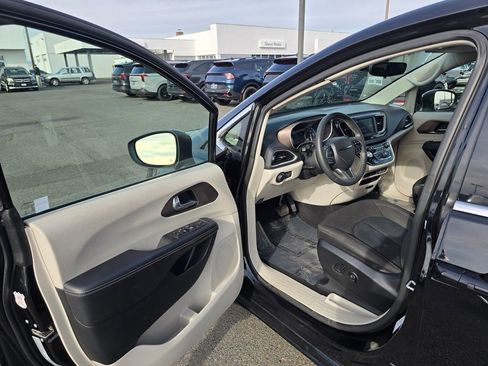 Used 2023 Chrysler Voyager LX FWD image 19