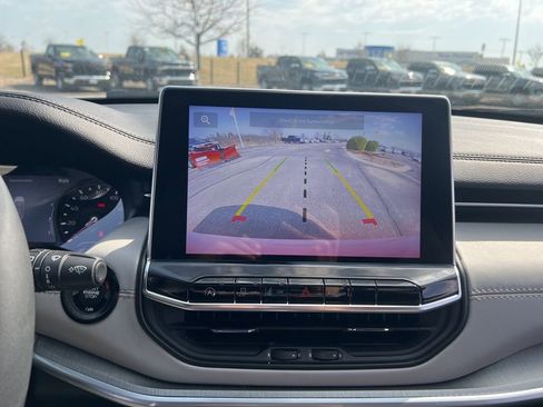 Used 2025 Jeep Compass Limited image 19