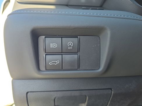 Used 2024 Toyota Highlander XLE FWD image 22