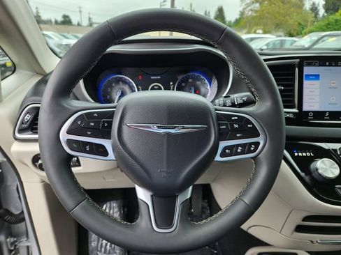 Used 2023 Chrysler Pacifica Touring-L FWD image 29