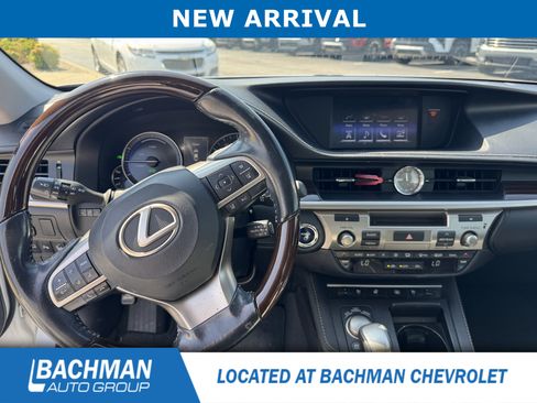 Used 2016 Lexus ES 300h w/ Luxury Package w/Wood Trim FWD image 7