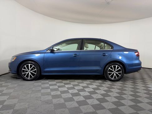 Used 2017 Volkswagen Jetta SE image 2