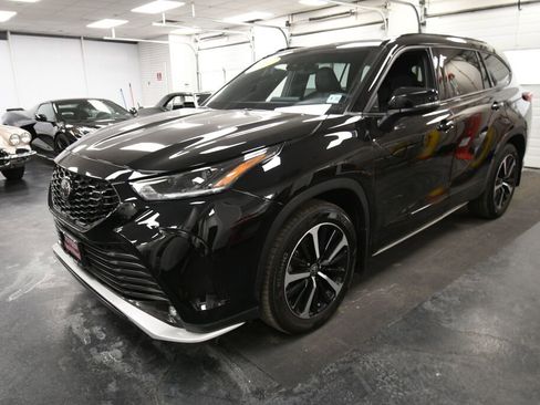 Used 2022 Toyota Highlander XSE image 3
