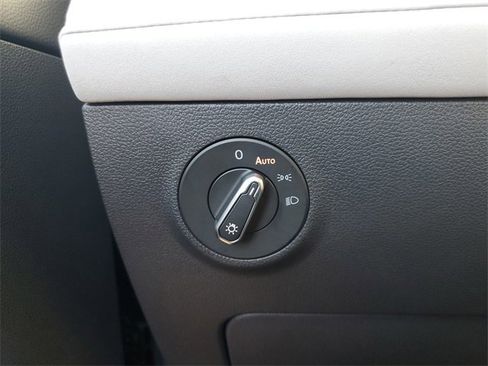 Certified 2025 Volkswagen Taos SE image 28