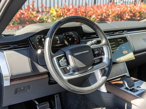Used 2025 Land Rover Range Rover Long Wheelbase SE image 24