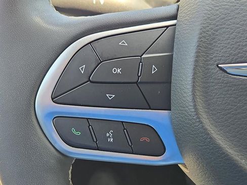 Used 2023 Chrysler Pacifica Touring-L FWD image 28