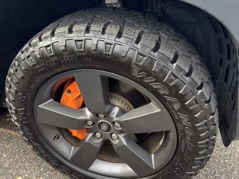 Used 2023 Land Rover Defender 130 SE image 3