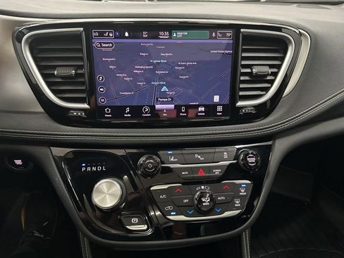 Used 2021 Chrysler Pacifica Limited w/ Uconnect Theater Family Group image 15