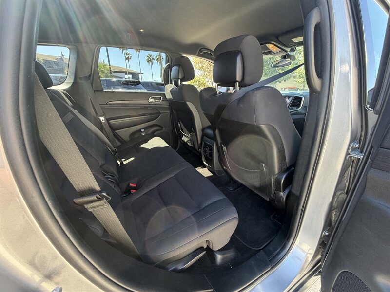 Used 2018 Jeep Grand Cherokee Laredo RWD image 13