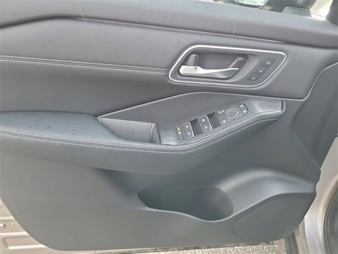 New 2025 Nissan Rogue Platinum w/ Tech Package image 19