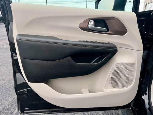 Used 2024 Chrysler Voyager LX image 30