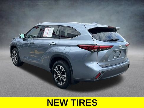 Used 2022 Toyota Highlander XLE AWD/4WD image 3