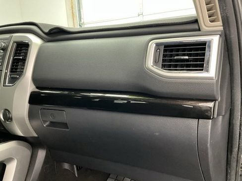 Used 2016 Nissan Titan SV image 11