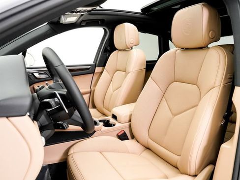 New 2026 Porsche Macan AWD/4WD image 5