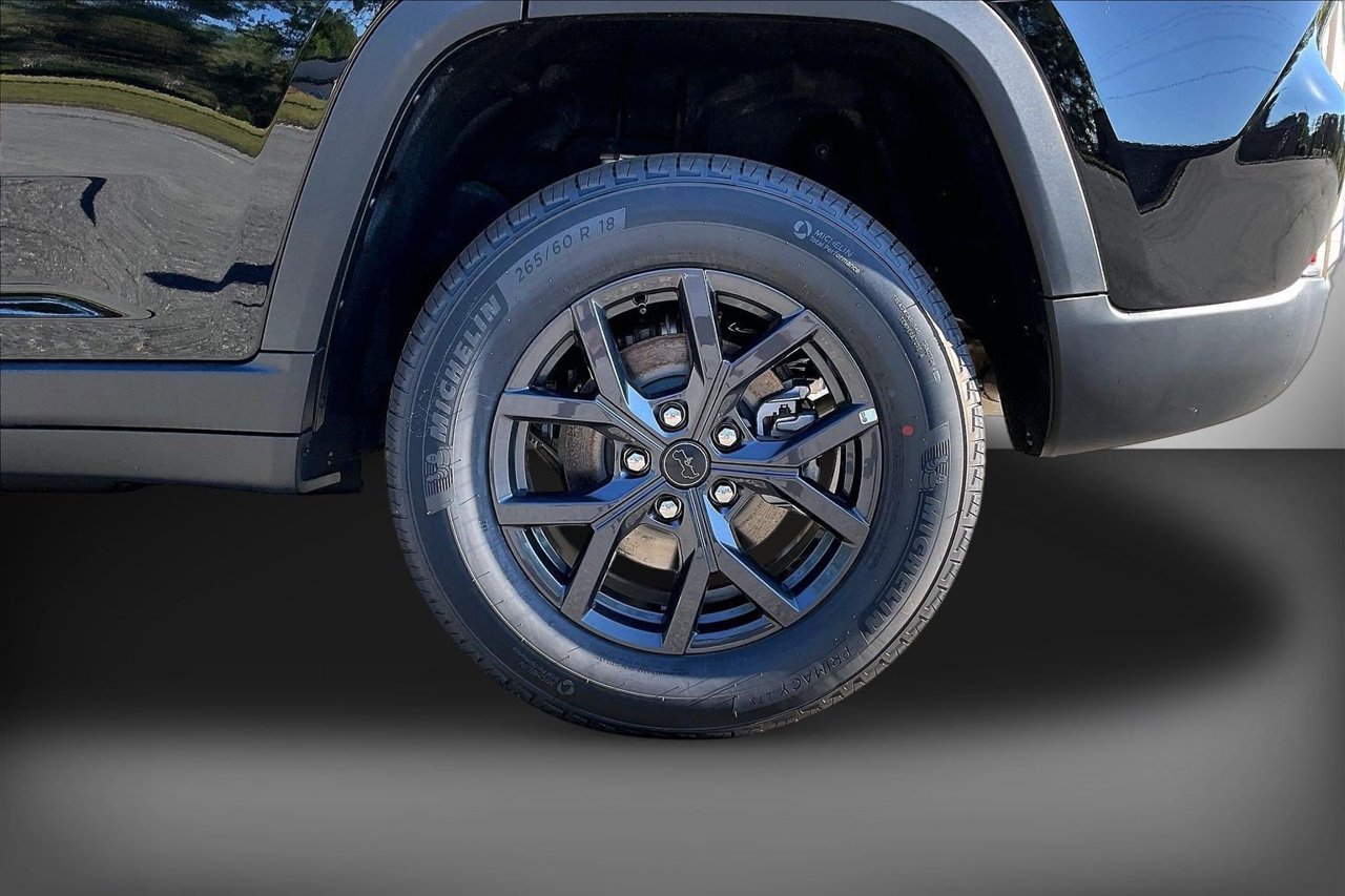New 2027 Jeep Grand Cherokee Altitude RWD image 30