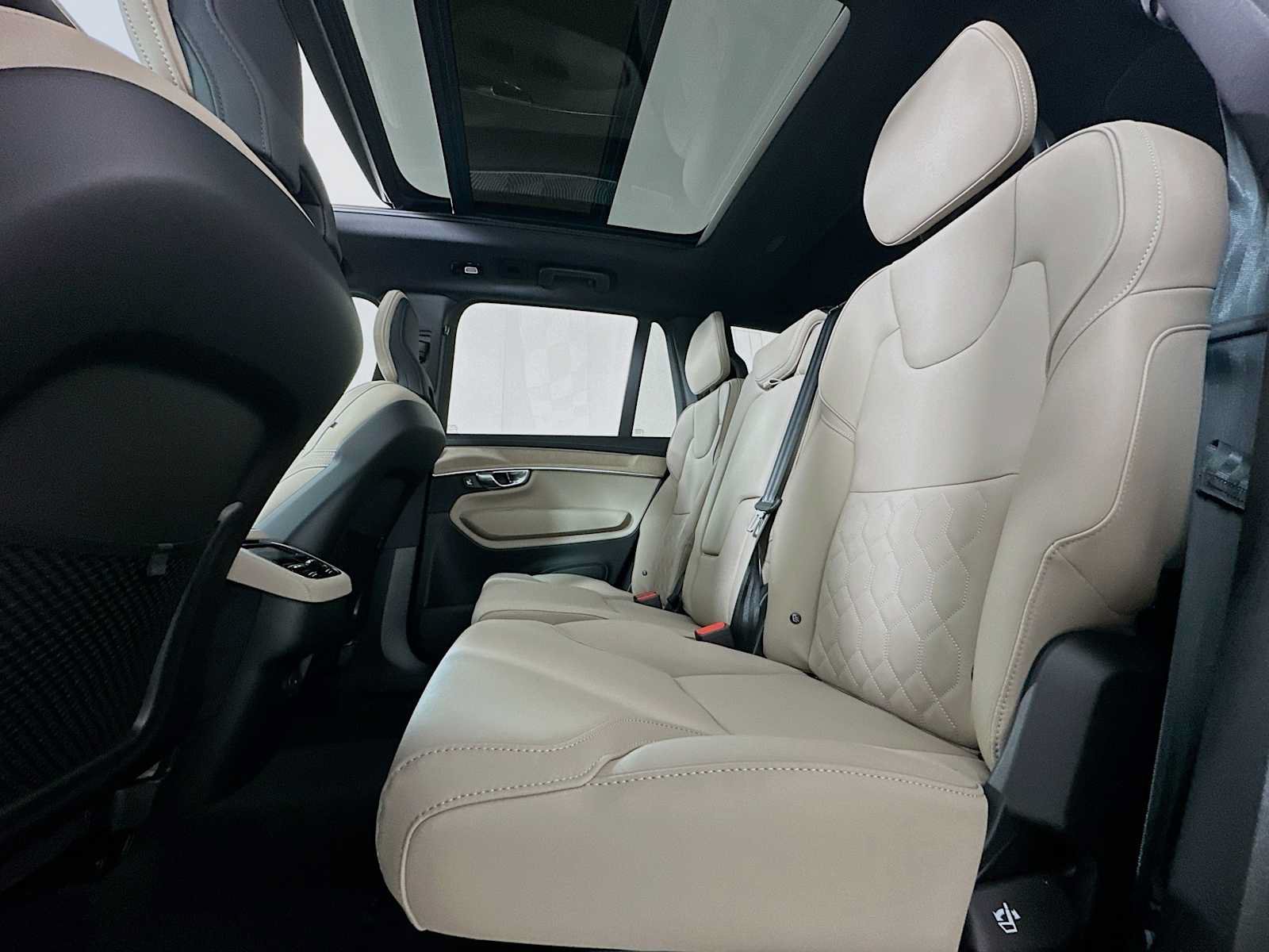New 2026 Volvo XC90 B6 Plus w/ Protection Package Premier AWD/4WD image 22