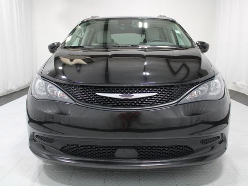 Used 2021 Chrysler Voyager Lxi FWD image 3