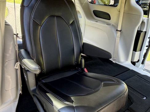 Used 2024 Chrysler Pacifica Touring-L AWD/4WD image 31