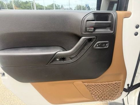 Used 2014 Jeep Wrangler Unlimited Sahara w/ Connectivity Group AWD/4WD image 11