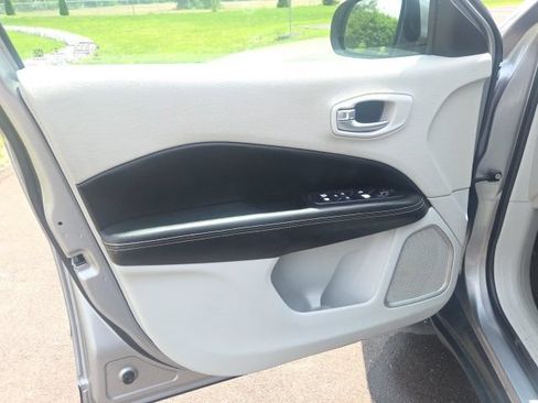Used 2018 Jeep Compass Latitude FWD image 22