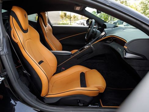 Used 2022 Ferrari Roma RWD image 14