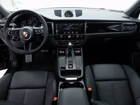 Certified 2025 Porsche Macan image 13