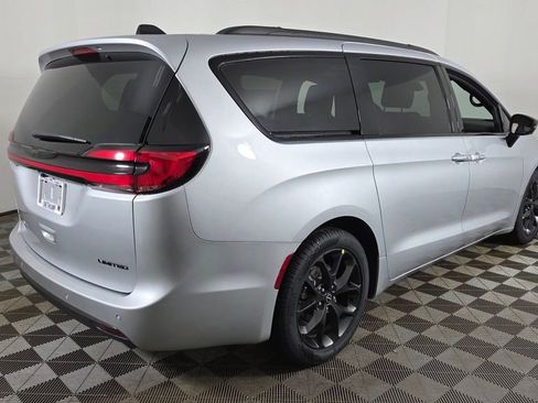 New 2026 Chrysler Pacifica Limited image 7