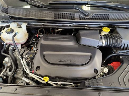 Used 2024 Chrysler Pacifica Touring-L FWD image 20