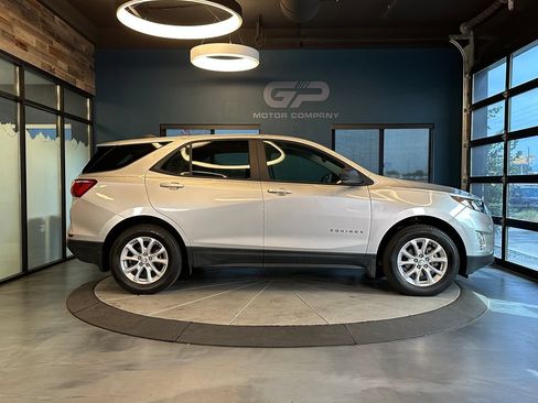 Used 2021 Chevrolet Equinox LS AWD/4WD image 2