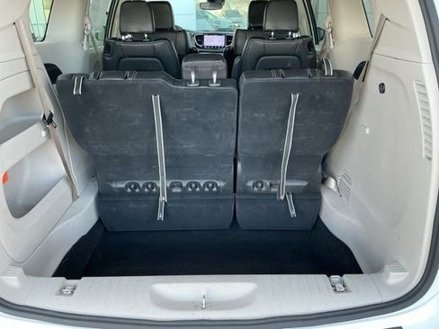 Used 2024 Chrysler Pacifica Touring-L image 18