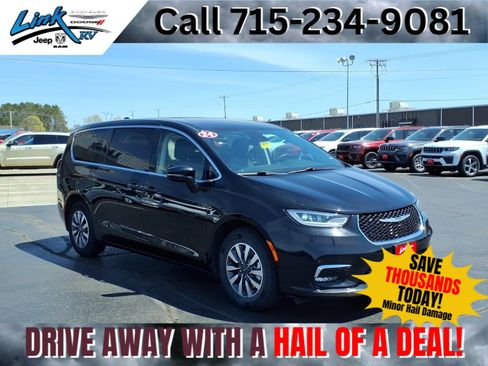 Used 2024 Chrysler Pacifica Limited FWD image 1