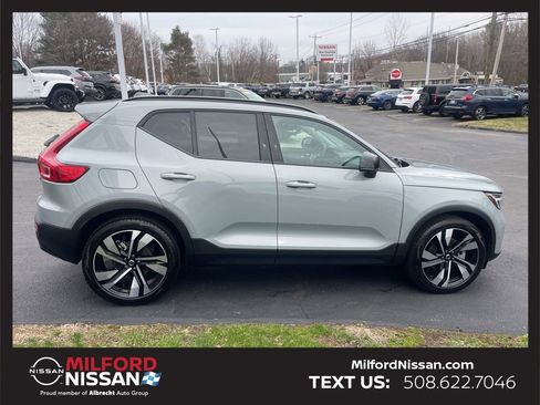 Used 2025 Volvo XC40 B5 Plus AWD/4WD image 6