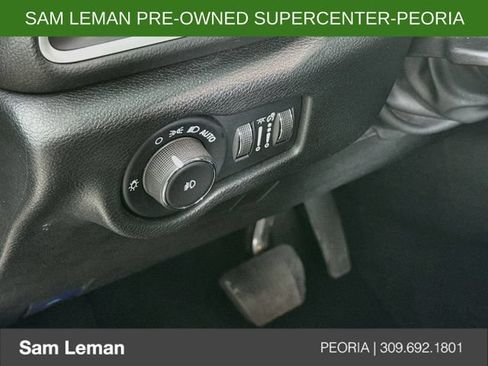 Used 2025 Chrysler Pacifica Select FWD image 10