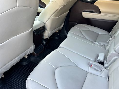 Used 2022 Toyota Highlander XLE AWD/4WD image 27