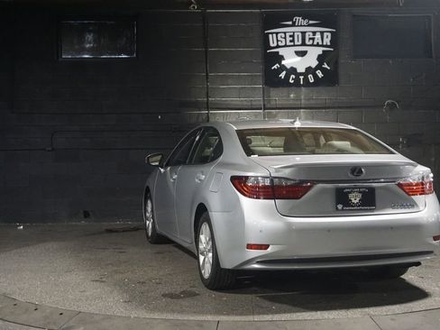 Used 2014 Lexus ES 300h w/ Premium Package w/Bamboo Trim image 3