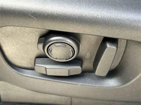 Used 2025 Land Rover Discovery Dynamic SE image 30