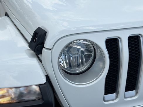 Used 2019 Jeep Wrangler Unlimited Sahara AWD/4WD image 35