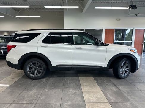 Used 2023 Ford Explorer XLT w/ Equipment Group 202A AWD/4WD image 8