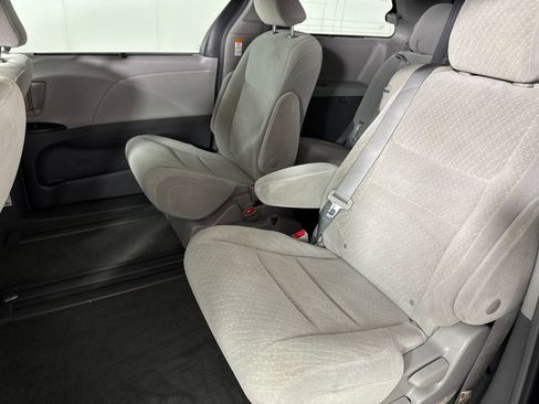 Used 2018 Toyota Sienna LE FWD image 12
