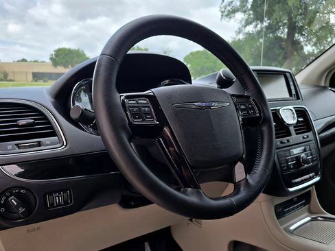 Used 2016 Chrysler Town & Country Limited FWD image 26