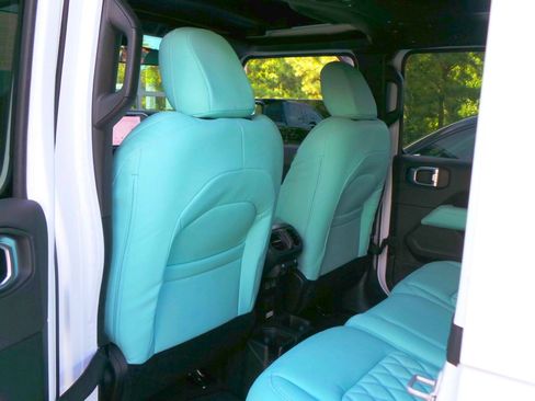 Used 2024 Jeep Wrangler Unlimited Sahara AWD/4WD image 9