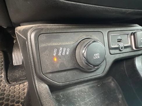Used 2018 Jeep Renegade Latitude w/ Cold Weather Group AWD/4WD image 15