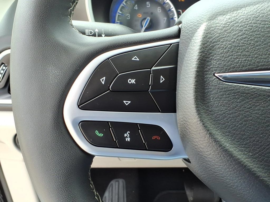 Used 2024 Chrysler Pacifica Touring-L FWD image 17
