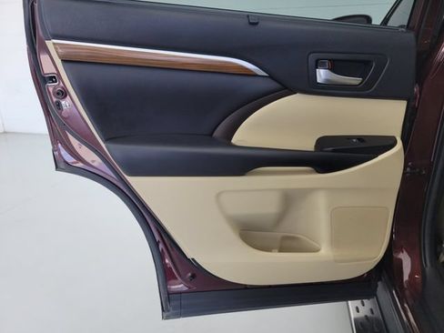 Used 2019 Toyota Highlander Limited Platinum FWD image 16
