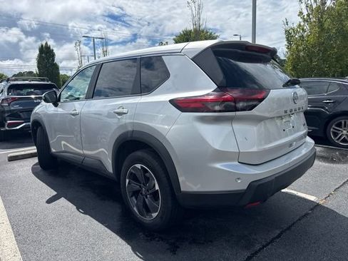 Used 2024 Nissan Rogue SV FWD image 2