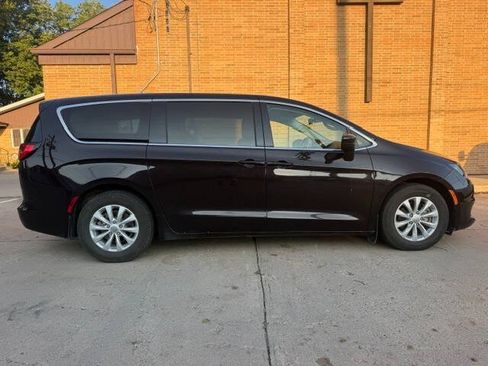 Used 2017 Chrysler Pacifica Touring w/ Tire & Wheel Group FWD image 3