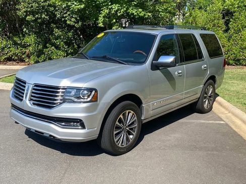 Used 2016 Lincoln Navigator Select RWD image 3