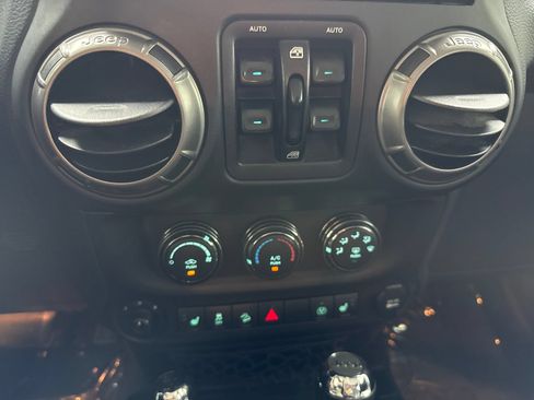 Used 2018 Jeep Wrangler Unlimited Sahara AWD/4WD image 28