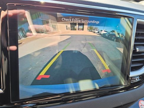 Used 2023 Chrysler Pacifica Touring-L image 22