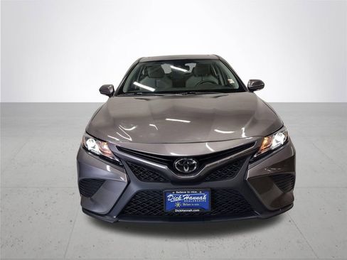 Used 2020 Toyota Camry SE w/ Convenience Package FWD image 3